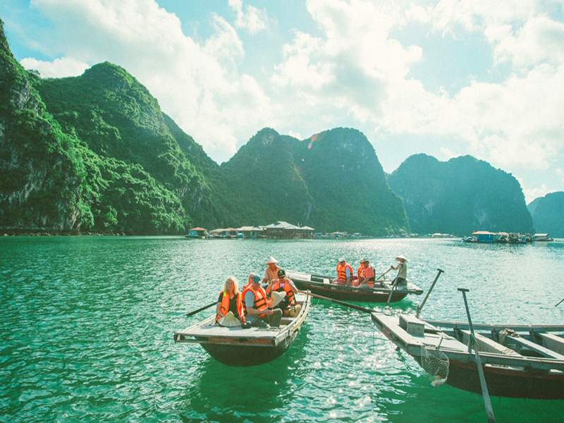 cua-van-floating-fishing-village-2(1)